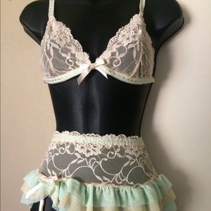 ✨💚💎 Frederick’s of Hollywood Garter/Bra set